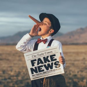 Les fake news sont très relayées sur les réseaux sociaux.