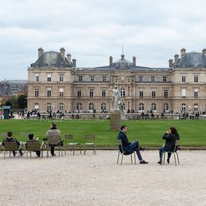 Environ 24 % des Français ont utilisé les attestations de déplacement pour d'autres motifs que ceux indiqués (photo : au Jardin du Luxembourg, à Paris).