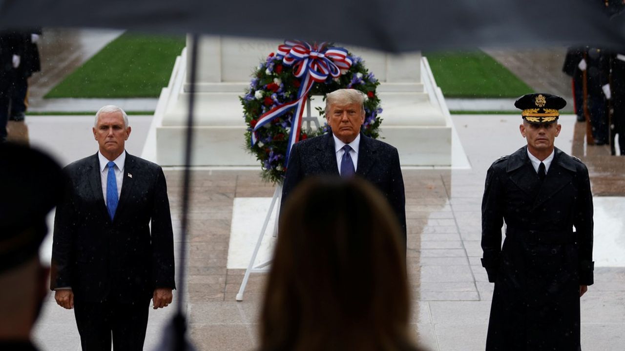 Pour sa première apparition officielle depuis l'élection du 3 novembre, le président Donald Trump, accompagné du vice-président Mike Pence, s'est rendu le 11 novembre sur la tombe du soldat inconnu dans le cimetière d'Arlington.