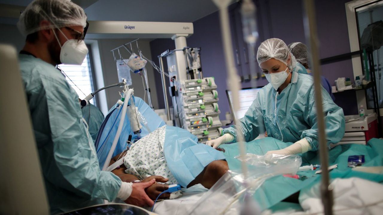 Résultat d'une meilleure prise en charge, le taux de mortalité dans les unités de soins intensifs (ici à l'hôpital de Melun-Sénart, le 30 octobre) a sensiblement baissé depuis le début de l'épidémie.
