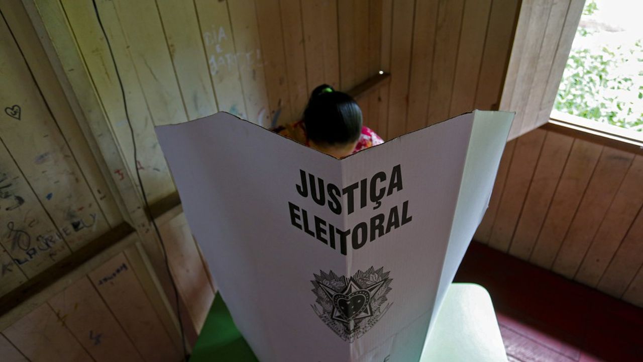 Une électrice en Amazonie lors du premier tour des municipales.