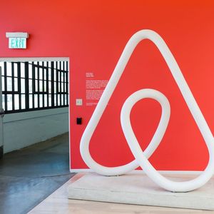 Cette opération ferait passer la valeur d'Airbnb de 42 milliards de dollars à un plus haut de 47,3 milliards de dollars.