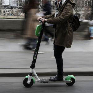A Paris, Lime revendique 105.000 utilisateurs uniques chaque semaine, et annonce également l'arrivée dans son offre d'un nouveau mode de transport au premier trimestre 2021, qui s'ajoutera aux vélos et aux trottinettes.