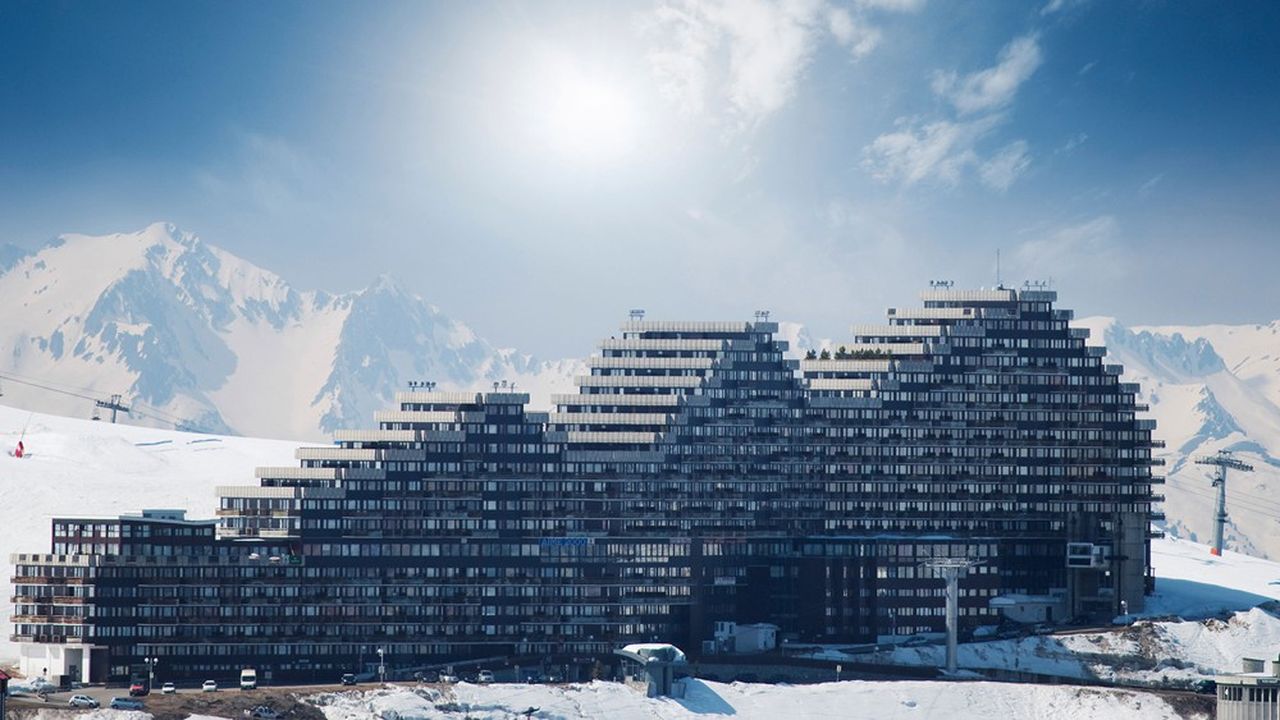  La Plagne Aime-2000. Le Paquebot des neiges, ensemble immobilier conçu à la fin des années 1960 par Michel Bezançon, est aujourd'hui classé patrimoine du xxe siècle.