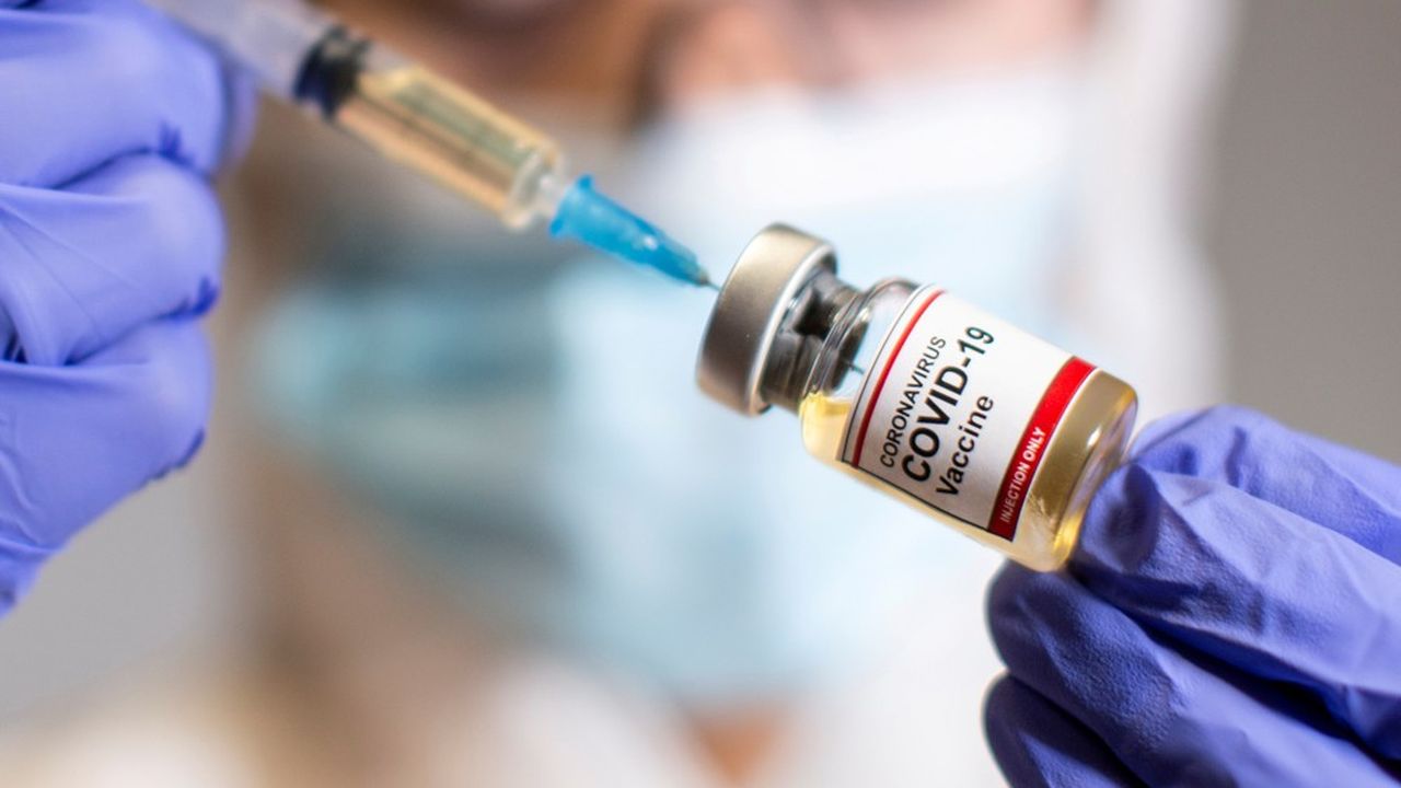 Les vaccins à ARN de Pfizer-BioNTech et de Moderna devront être conservés au froid et administrés en deux doses.