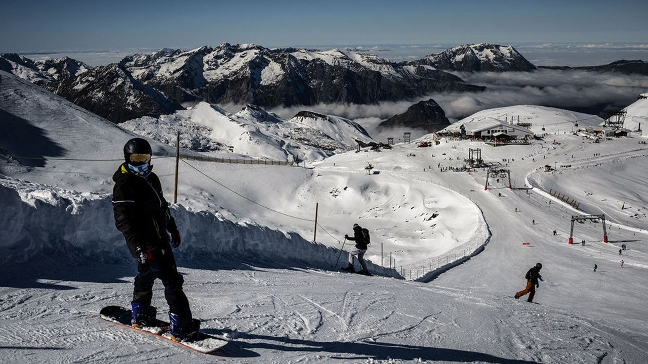 Les 2 Alpes accueillaient déjà des skieurs le 17 octobre dernier (notre photo). A l'instar des 250 stations françaises, la destination iséroise est désormais dans l'attente d'arbitrages gouvernementaux cruciaux.