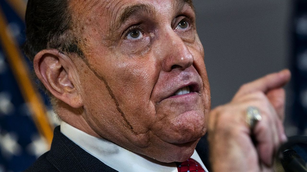 Rudolph Giuliani s'adresse à la presse le 19 novembre. L'ancien procureur et ancien maire de New York a pris la tête de la bataille pour invalider l'élection, incontestable, de Joe Biden. Demain sera-t-il chargé de défendre Trump, qui risque de faire l'objet de nombreuses poursuites ?