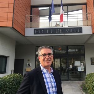 Olivier Fabregoul, devant la mairie de Caissargues, dont il est le nouveau maire