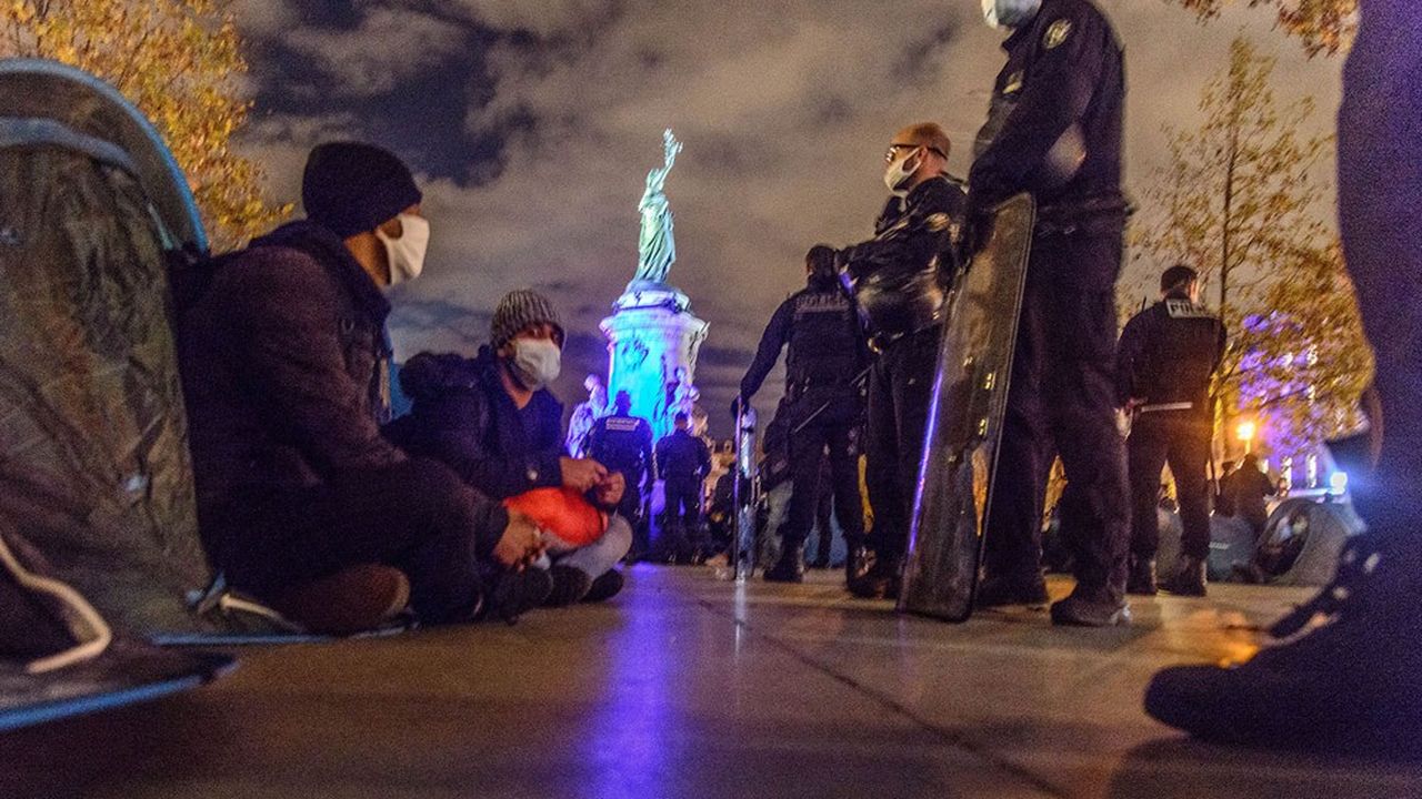 L'évacuation violente de plusieurs centaines de migrants installés place de la République à Paris a fait vivement réagir dans l'opposition.