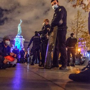 L'évacuation violente de plusieurs centaines de migrants installés place de la République à Paris a fait vivement réagir dans l'opposition.