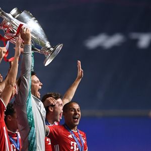 Avec un total de mises de plus de 31 millions d'euros, la dernière finale de la Ligue des champions, qui a opposé le PSG au Bayern Munich (l'équipe avec le trophée en photo), est la deuxième rencontre ayant généré le plus de paris depuis 2010, après la finale du Mondial de 2018.