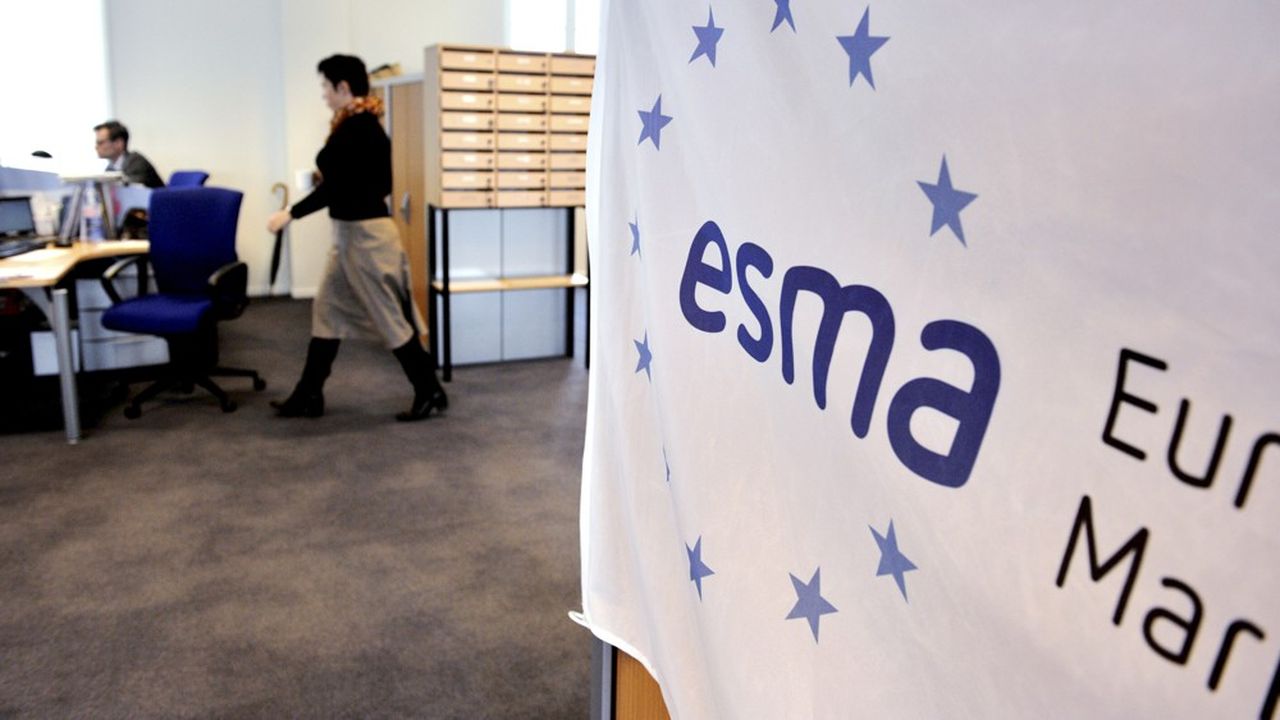 L'Esma, le gendarme européen des marchés, adopte une ligne dure face à Londres sur les dérivés de taux.