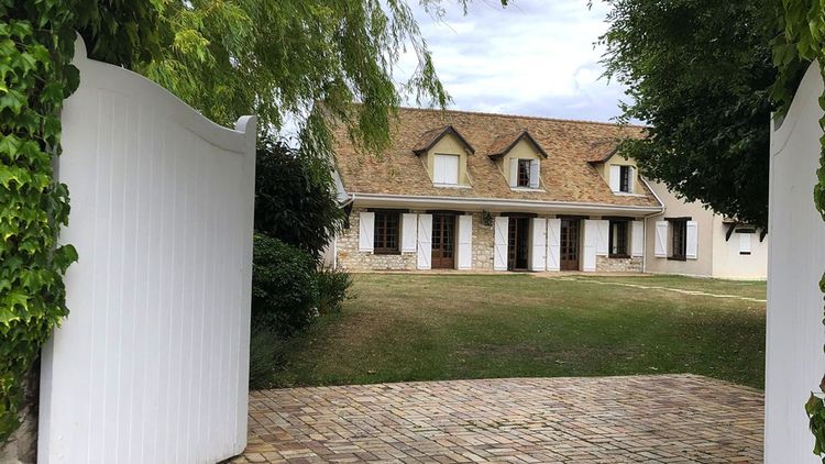 Une maison avec piscine, tennis et sauna dans les Yvelines