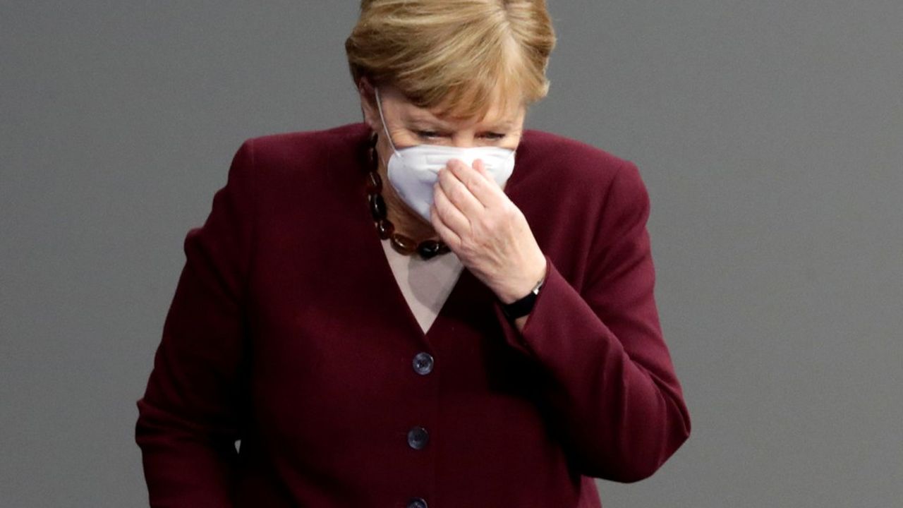 « L'hiver sera difficile mais il se terminera aussi, nous devons être tous ensemble solidaires », a déclaré Angela Merkel en introduction de son intervention au Bundestag jeudi matin. REUTERS/Hannibal Hanschke