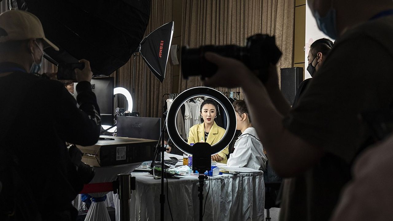 Huang Wei, alias Viya, « animatrice, shoppeuse professionnelle, mannequin et service à la clientèle», comme elle se présente elle-même, lors d'un live streaming.