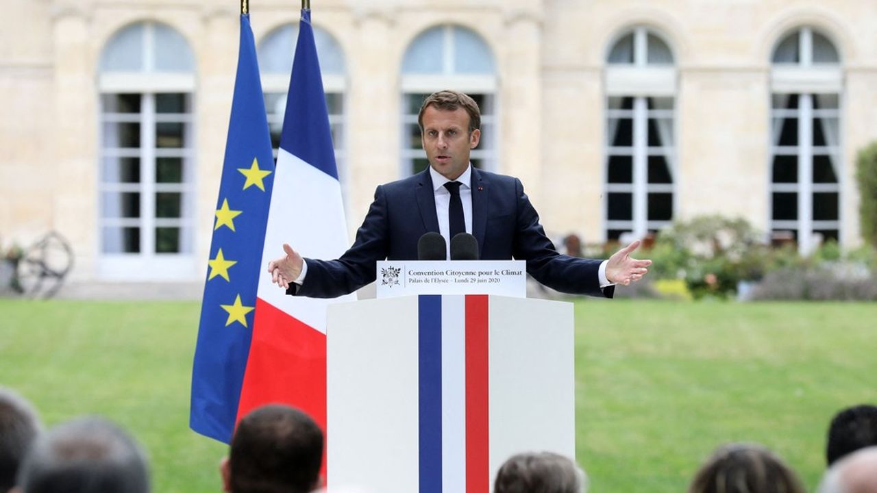 Emmanuel Macron a reçu les 150 membres de la Convention citoyenne pour le climat le 29 juin, dans les jardins de l'Elysée, pour discuter des 150 propositions qu'ils venaient lui remettre.