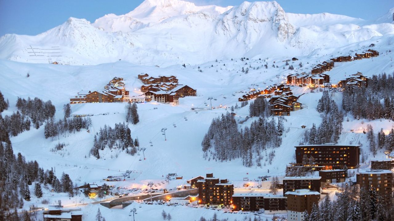La Compagnie des Alpes (CDA) exploite les domaines d'une dizaine de stations alpines dont celui de La Plagne (photo). La CDA opère aussi treize parcs ou sites de loisirs en France et à l'étranger.