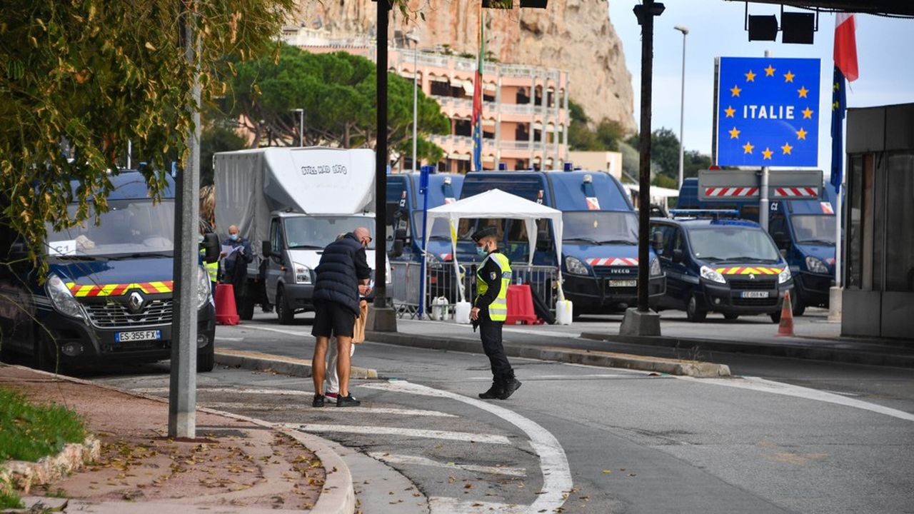 Des contrôles de police à Menton, frontière franco-italienne quelques jours après l'attentat de Nice.