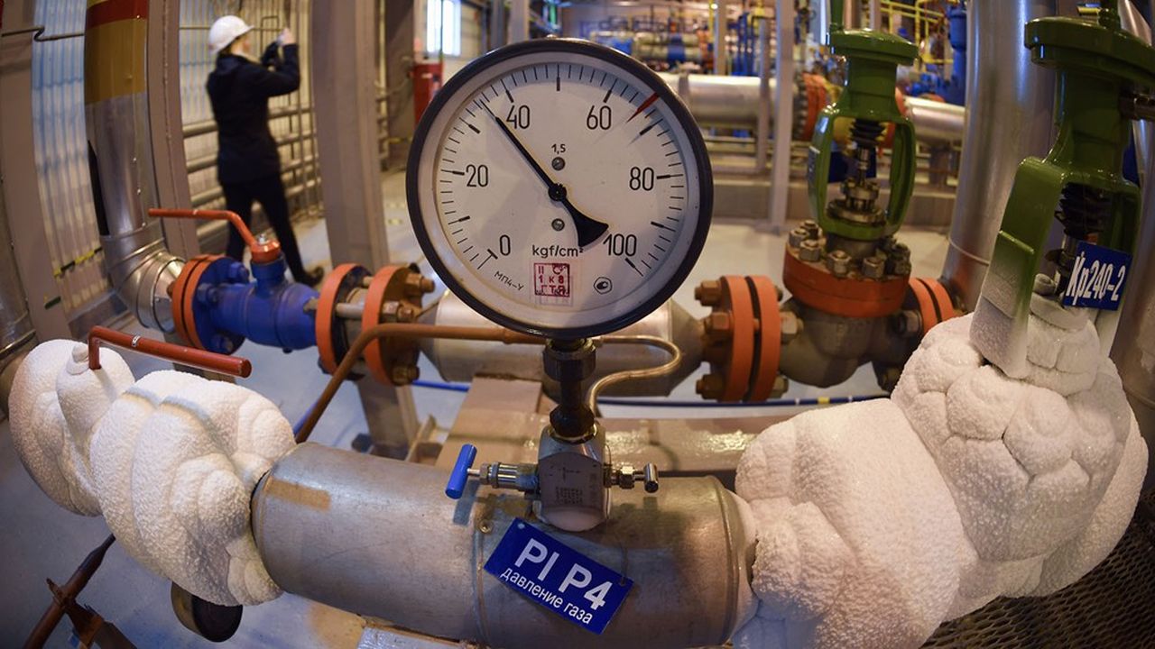 Gazprom plonge dans la crise. A cause de la baisse de la demande générale en énergie provoquée par la pandémie, le géant russe a enregistré des pertes nettes de 248 milliards de roubles (quelque 2,7 milliards d'euros) au troisième trimestre (de juillet à septembre). Le groupe public avait déjà annoncé au premier semestre des ventes en chute d'un tiers et un bénéfice net divisé par 25 sur un an.