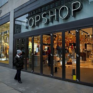 Topshop est l'enseigne de prêt-à-porter la plus connue du groupe britannique Arcadia.