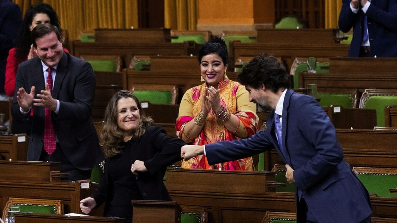 La ministre des Finances canadienne, Chrystia Freeland, saluée par le Premier ministre, Justin Trudeau, après avoir donné sa première allocution sur l'énoncé économique de l'automne de 2020, le 30 novembre à Ottawa.