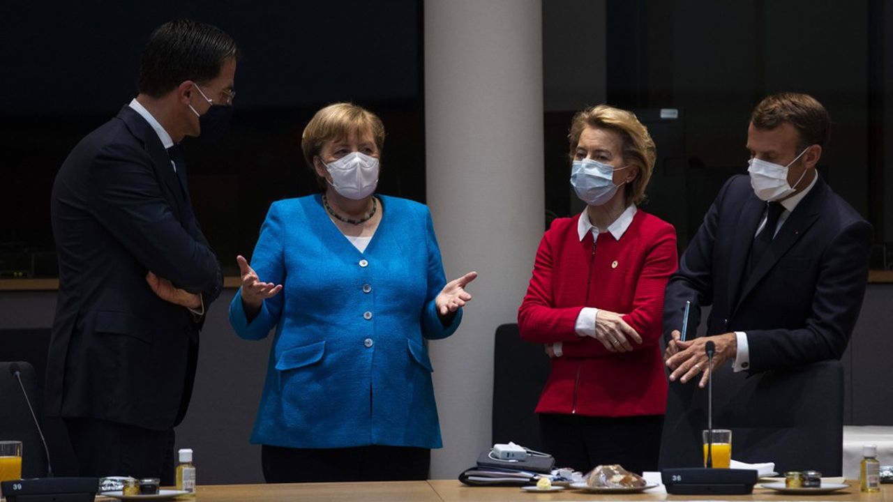 Ursula von der Leyen, à la droite du président Macron lors de l'interminable sommet du mois de juillet 2020 au cours duquel les Européens ont décidé d'un montant de soutien à la relance de plus de 2.000 milliards d'euros.