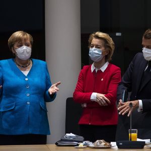 Ursula von der Leyen, à la droite du président Macron lors de l'interminable sommet du mois de juillet 2020 au cours duquel les Européens ont décidé d'un montant de soutien à la relance de plus de 2.000 milliards d'euros.