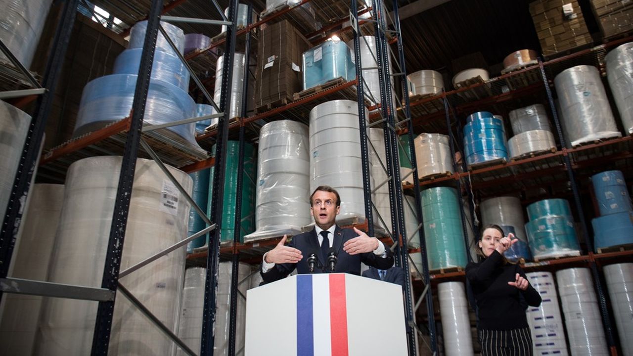 Emmanuel Macron à l'usine de masques Kolmi-Hopen de Saint-Barthélemy-d'Anjou le 31 mars 2020.