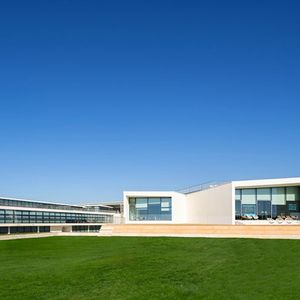 Le nouveau campus de la Nova School of Business and Economics (Nova SBE), inauguré en 2018 à Carcavelos, sur la municipalité de Cascais.