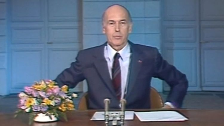 Valéry Giscard d'Etaing salue les Français d'un «Au revoir» devenu historique lors de son discours d'adieu le 19 mai 1981 après sa défaite contre François Mitterrand.