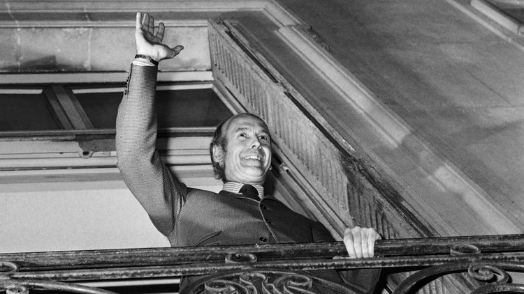 Valéry Giscard d'Estang salue la foule le soir de son élection le 20 mai 1974.