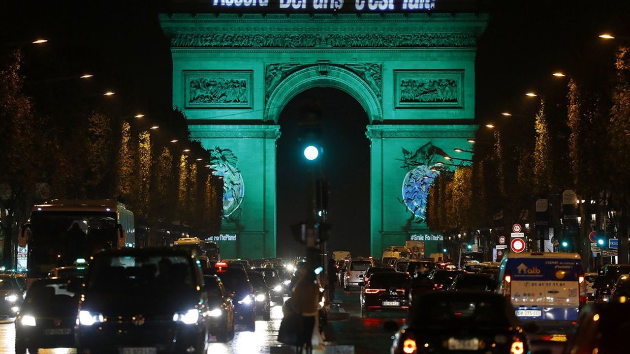 Le premier jour de l'entrée en vigueur de l'Accord de Paris sur le climat, le 4 novembre 2016, est célébré par l'illumination de l'Arc de Triomphe.