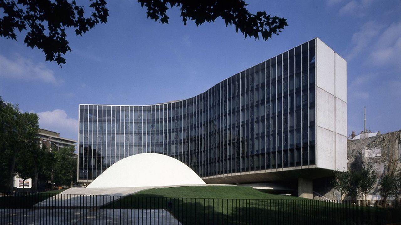 Colonel-Fabien, le siège du parti communiste français, de l'architecte brésilien Oscar Niemeyer. Commencé en 1968, le bâtiment a été finalisé et inauguré en 1980.