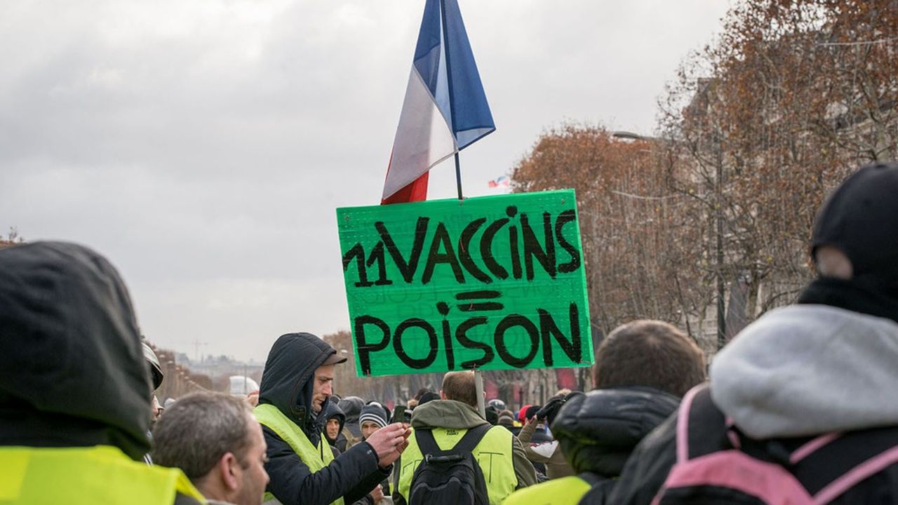 Une pancarte contre l'obligation vaccinale de l'enfant contre 11 maladies lors d'une manifestation des « gilets jaunes » sur les Champs-Elysées (Paris) le 8 décembre 2018.