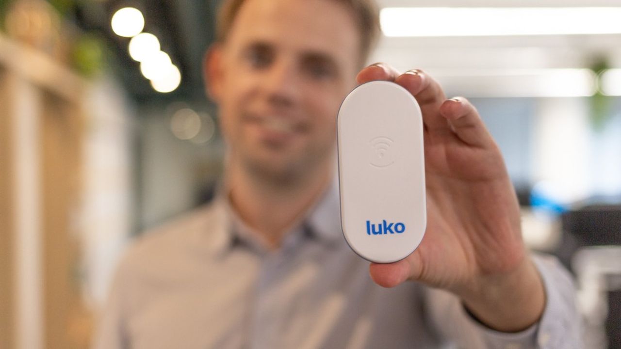 Raphaël Vullierme, président et cofondateur de Luko, tenant le dispositif Luko Elec dédié à la prévention des incendies et actuellement testé dans 1.500 foyers.