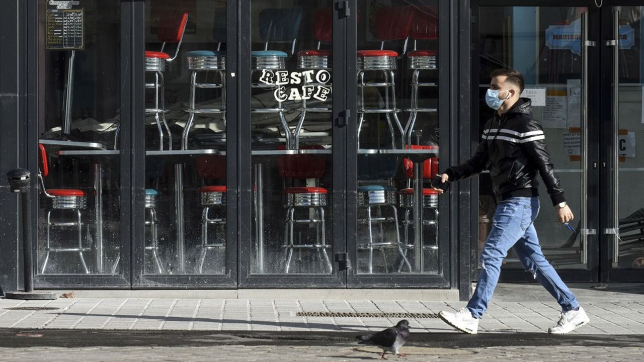 Un café restaurant fermé à Paris, en novembre 2020, pendant le confinement.