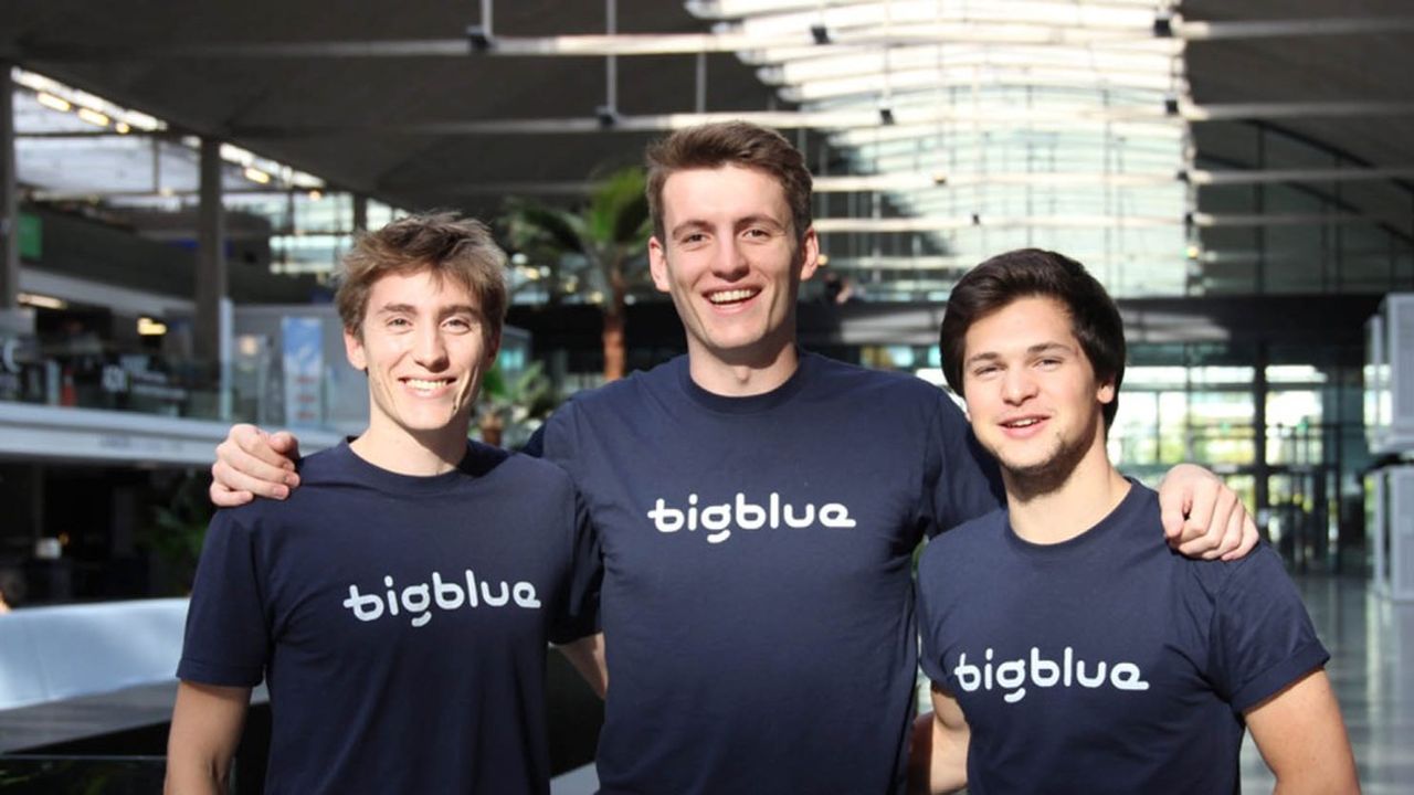 Les fondateurs de Bigblue : Timothée Dumain, président (au centre), Mathias Griffe, directeur technique (à droite) et William Meunier, directeur des opérations (à gauche).