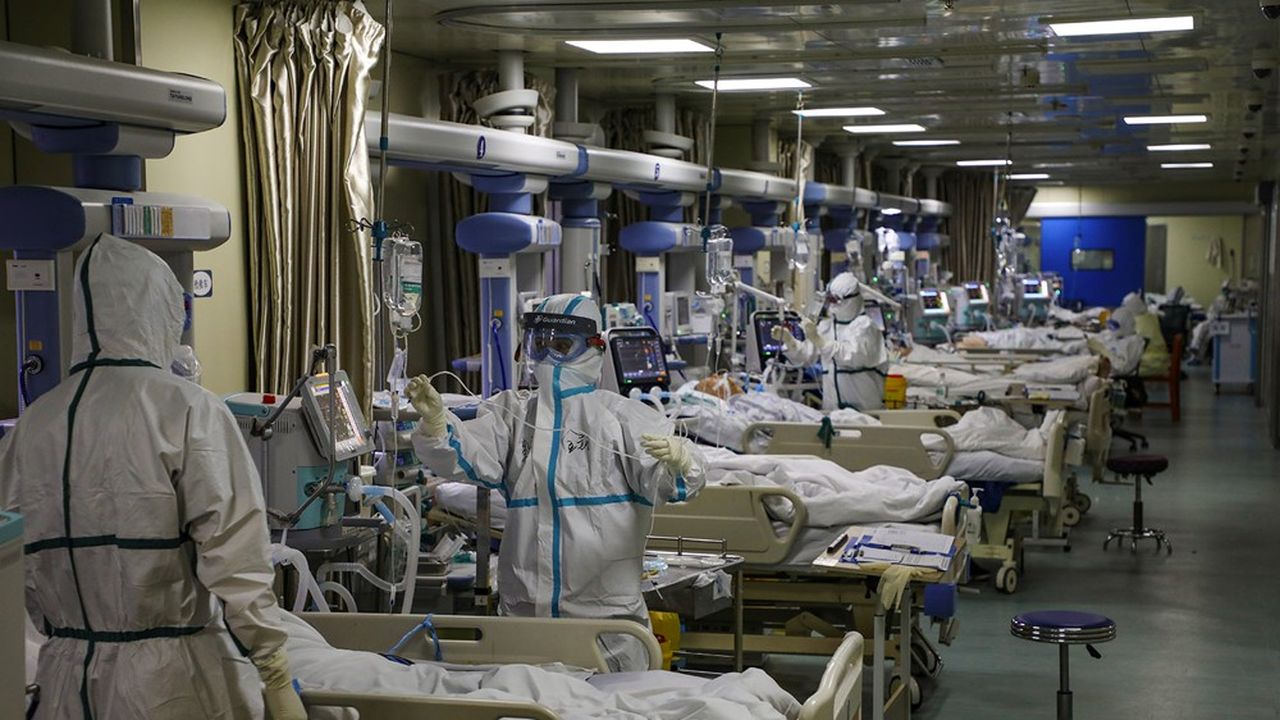 Le personnel médical s'active autour de patients atteints du Covid-19 et placés en soins intensifs dans un hôpital de Wuhan, dans la province du Hubei, le 6 février 2020.