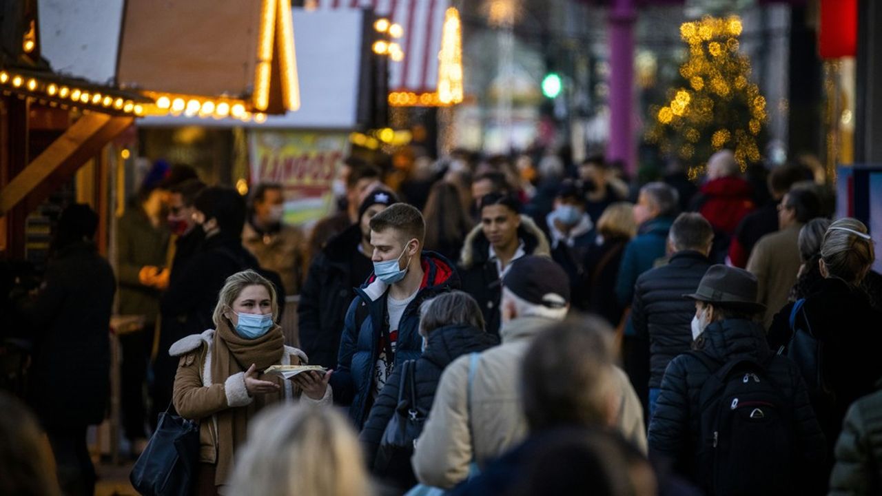 Faute de marchés de Noël, les commerces de bouches multiplient les stands de vin chaud pour les passants à Berlin, rendant plus difficile le respect des distances et le port du masque.