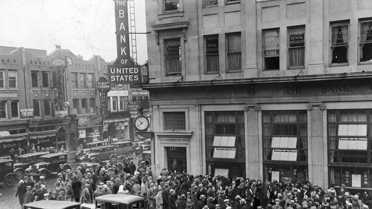Dans la foule du crack de Wall Street de 1929, la «Bank of the United States», ici la branche de Brooklyn, ferme ses portes, 11 Décember 1930.