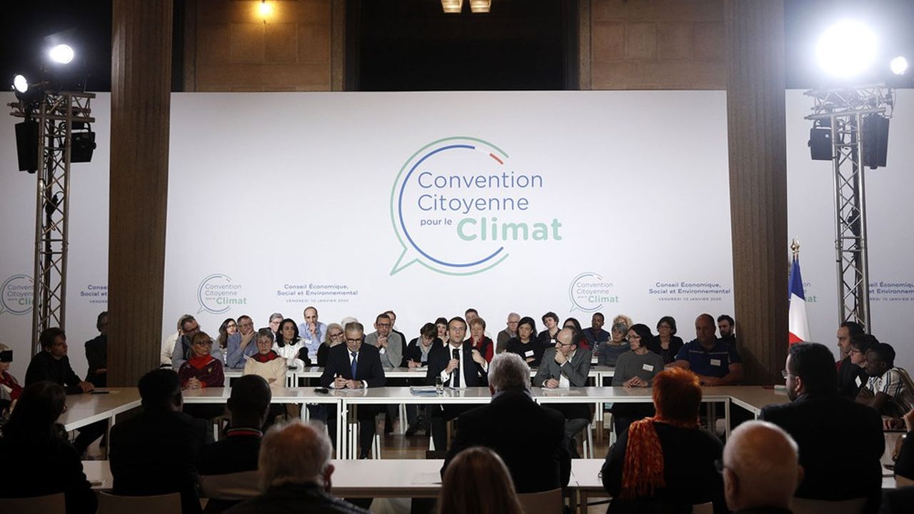 Emmanuel Macron lors d'un premier échange avec les 150 membres de la Convention citoyenne pour le climat en janvier, à Paris.