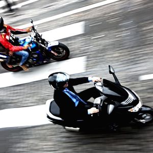 Aujourd'hui, les motos et les scooters peuvent se garer gratuitement à Paris.