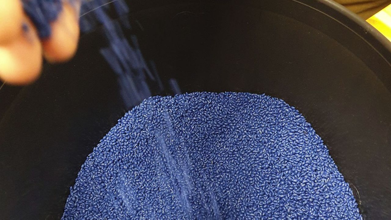 Cycl-add recycle le polypropylène non tissé en petites billes bleues, après avoir ôté élastiques et barrette, et lavé les masques, pour obtenir un matériau pur et qualifié.