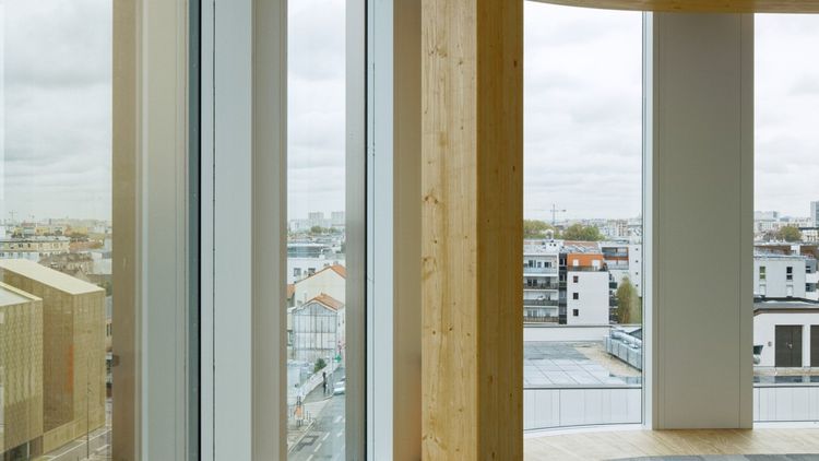 Livré en septembre 2020, à Saint-Denis, l'immeuble #Curve est construit en structure bois (CLT). Sa façade est protégée par des brise-soleil en aluminium anodisé plié.
