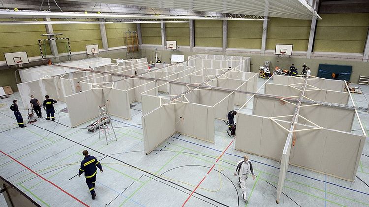 Un centre de vaccination en cours d'installation dans un gymnase en Allemagne, à Eschwege (Hesse), le 1er décembre 2020.