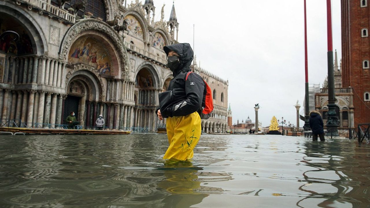 Les Vénitiens sont déçus : la place Saint-Marc est à nouveau inondée alors que les digues du Mose n'ont pas été actionnées en raison d'une erreur météorologique.