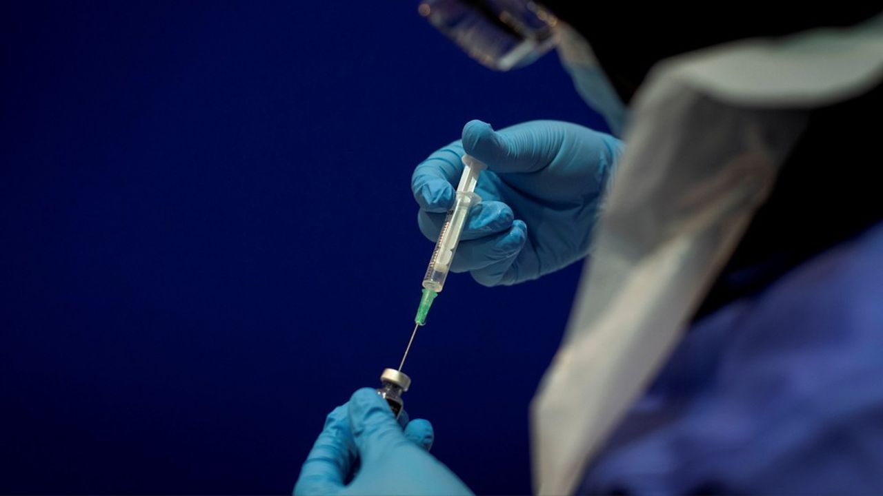 A phial of the Pfizer/BioNTech COVID-19 vaccine concentrate is diluted with 1.8ml sodium chloride ready for use at Guy's Hospital, at the start of the largest ever immunisation programme in the British history, in London, Britain December 8, 2020. Victoria Jones/Pool via REUTERS