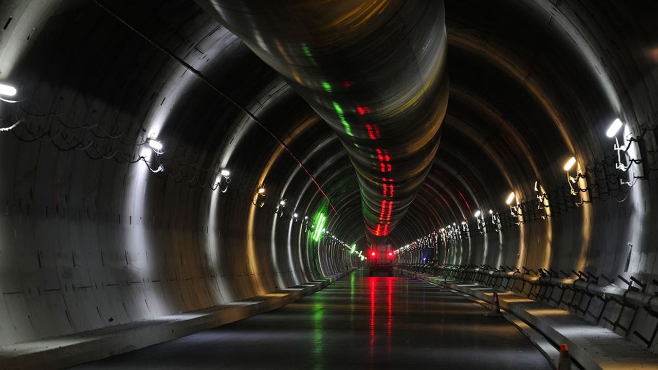 Razel-Bec, filiale de travaux publics du groupe Fayat, a réalisé la galerie de sécurité du tunnel de Fréjus entre la Savoie et l'Italie.