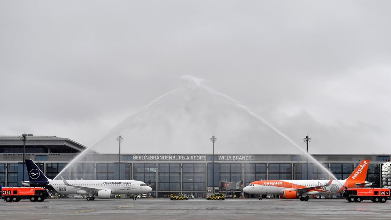 En Allemagne, la construction du nouvel aéroport de Berlin-Brandebourg, entré en service récemment, a accumulé neuf ans de retard et son coût a été multiplié par trois.