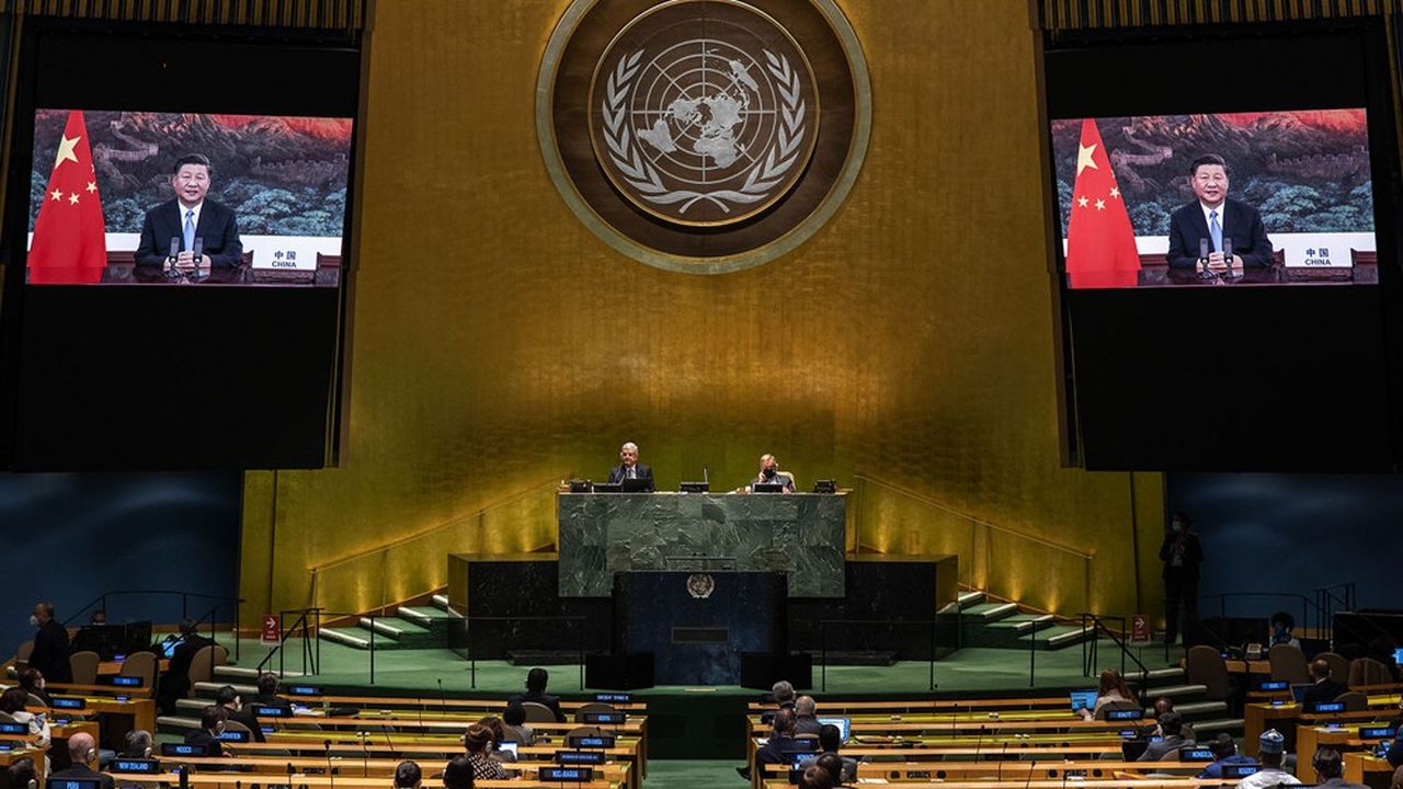 A l'écran, le président chinois Xi Jinping lors de la soixante-quinzième assemblée générale aux Nations unies.